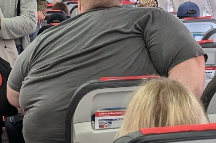 Viral Plane Photo Ignites Heated Debate on Airline Seating